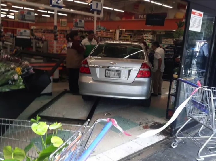 Abuelita ocasiona accidente y termina con su carro dentro de supermercado