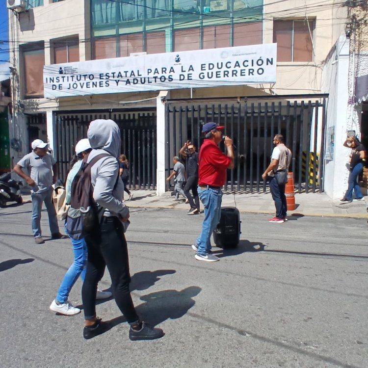 Bloquean calle en Guerrero trabajadores del IEEJAG; exigen pagos oportunos