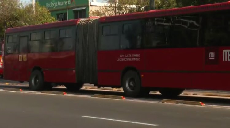 Metrobús de la Línea 2 sufre accidente; se queda sin llantas traseras