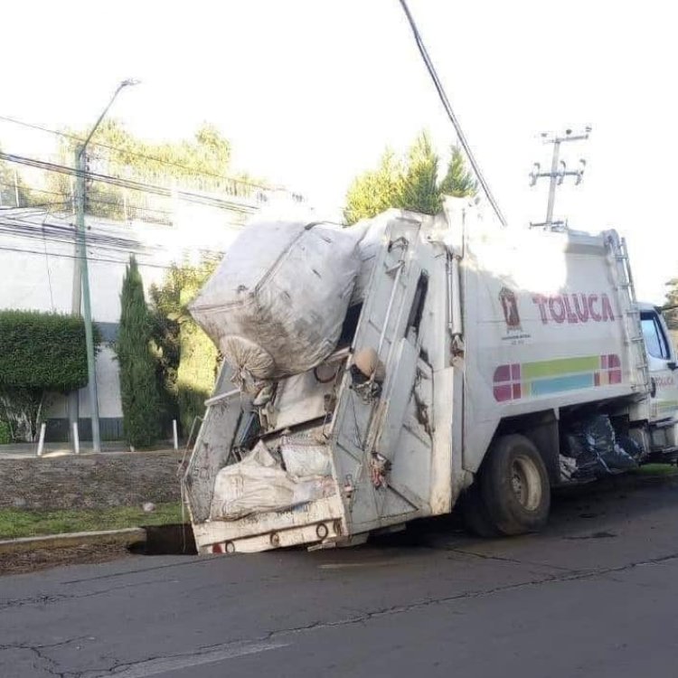 Cae camión recolector de basura dentro de un socavón en Toluca