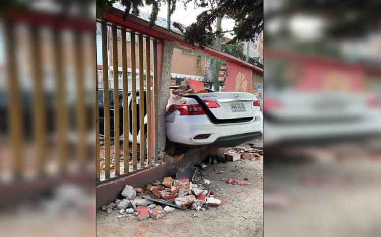 Automóvil choca y atraviesa barda de una casa en Iztapalapa