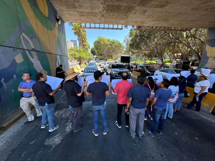 Maestros realizan bloqueos en Tijuana por falta de pagos