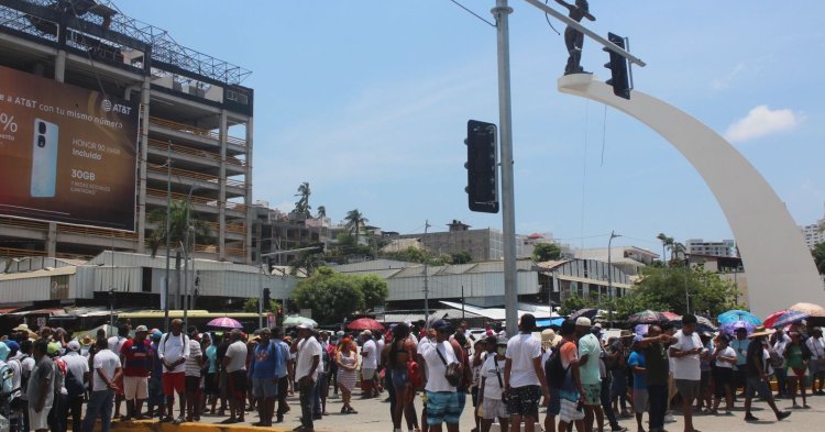 Comerciantes bloquean costera Miguel Alemán para exigir suministro de agua potable