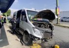 Choque de camioneta de pasajeros y automóvil deja varios heridos en Ecatepec