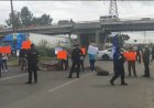 Manifestantes bloquean carretera Lechería-Texcoco por falta de agua