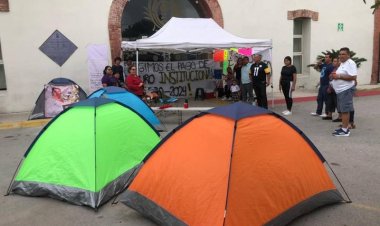 Se manifiesta en Gómez Palacio, Durango por falta de pagos a extrabajadores del sector educativo