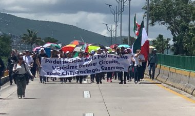 Marchan trabajadores del Poder Judicial en Guerrero contra reforma de AMLO