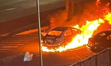 Abandonan auto en llamas y narcomanta frente a centro de seguridad de Puebla