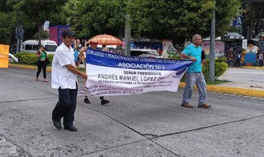 Marchan jubilados y pensionados para exigir pago de adeudos