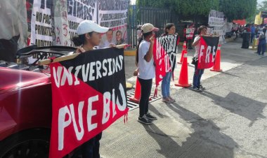 Protestan integrantes del FREG frente al Congreso del estado de Guerrero