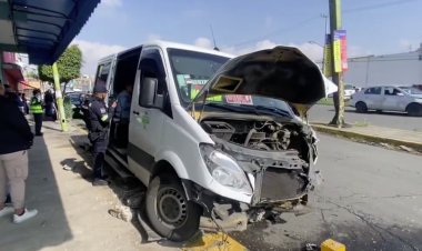 Choque de camioneta de pasajeros y automóvil deja varios heridos en Ecatepec