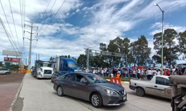 Trabajadores del PJF bloquean la México-Puebla y ocasionan caos vial