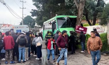 Camión que se dirigía a Xochimilco choca contra un árbol y deja varios heridos