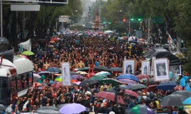 Más de 10 mil personas marcharon en la CDMX a diez años del caso Ayotzinapa