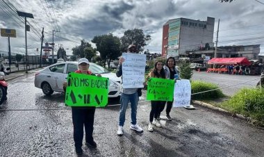 Habitantes de Toluca realizan bloqueo para exigir reparación de sus calles