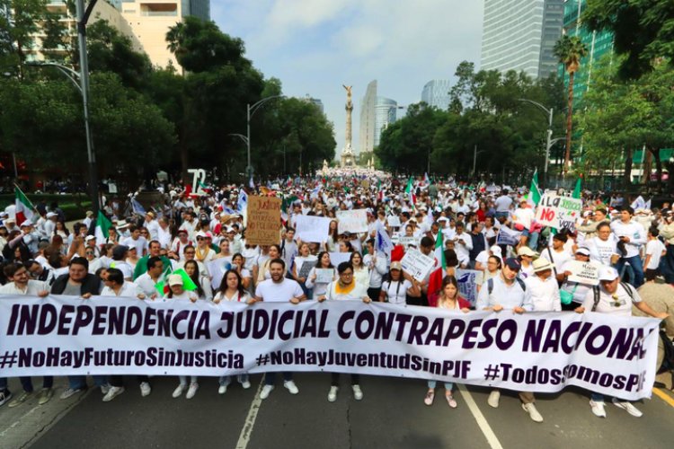 Universitarios y trabajadores realizan marcha contra la reforma judicial