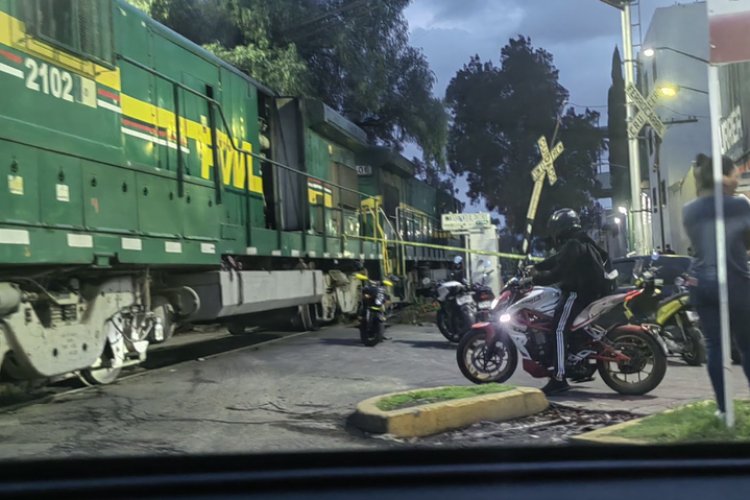 Tren atropella y parte en dos a hombre en Nezahualcóyotl, Edomex