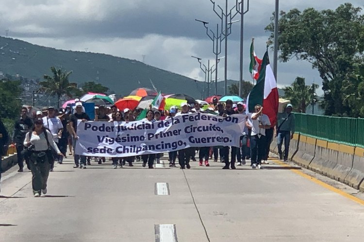 Marchan trabajadores del Poder Judicial en Guerrero contra reforma de AMLO