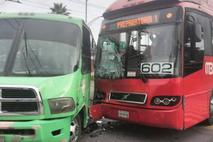 Choque entre Metrobús y autobús deja varios heridos en la Gustavo A. Madero