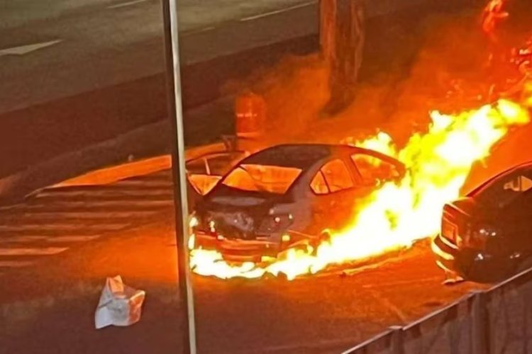 Abandonan auto en llamas y narcomanta frente a centro de seguridad de Puebla