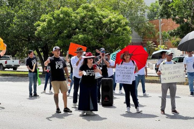 Trabajadores del Poder Judicial se manifiestan en zona arqueológica durante evento de AMLO