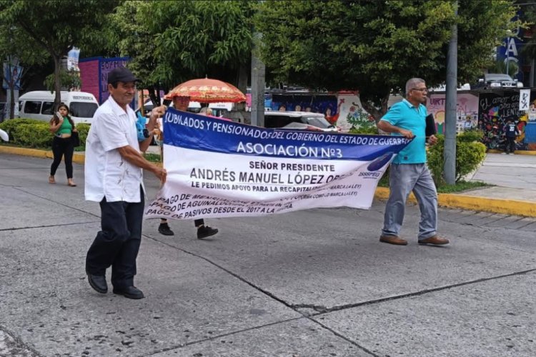 Marchan jubilados y pensionados para exigir pago de adeudos