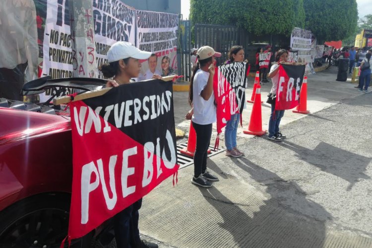 Protestan integrantes del FREG frente al Congreso del estado de Guerrero