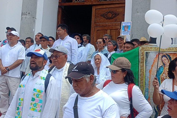 Miles de peregrinos marchan y oran por la paz en Chiapas