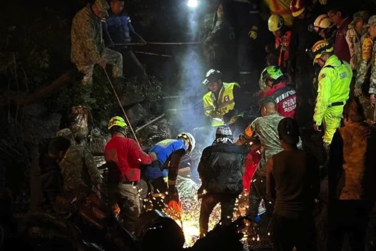 Rescatan a personas atrapadas tras deslave de cerro en Jilotzingo, Edomex