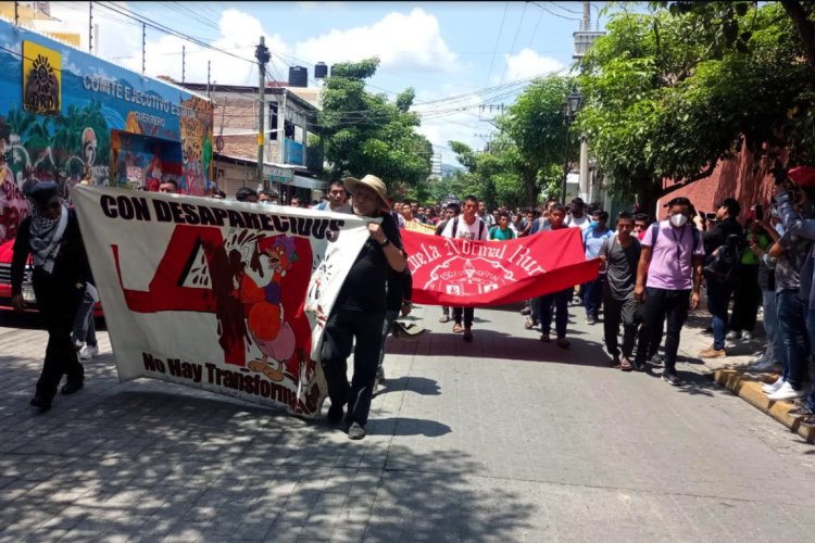 Realizan marcha en Guerrero a casi 10 años de la desaparición de los 43 normalistas de Ayotzinapa