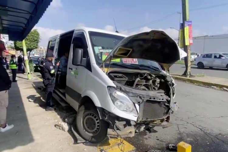 Choque de camioneta de pasajeros y automóvil deja varios heridos en Ecatepec