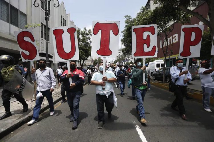 Maestros de escuelas públicas de Perú irán a huelga si Gobierno no eleva presupuesto