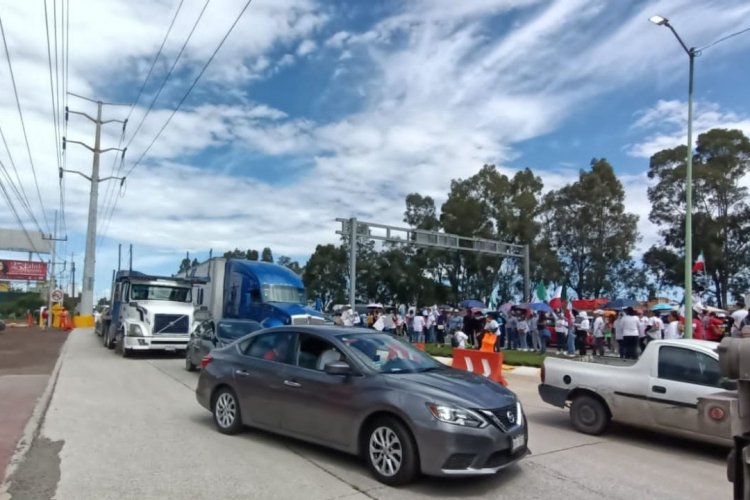 Trabajadores del PJF bloquean la México-Puebla y ocasionan caos vial