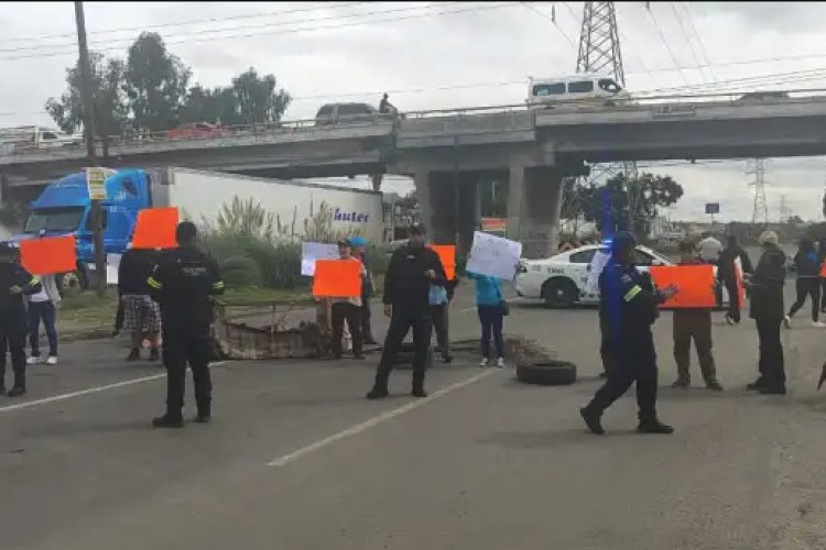 Manifestantes bloquean carretera Lechería-Texcoco por falta de agua