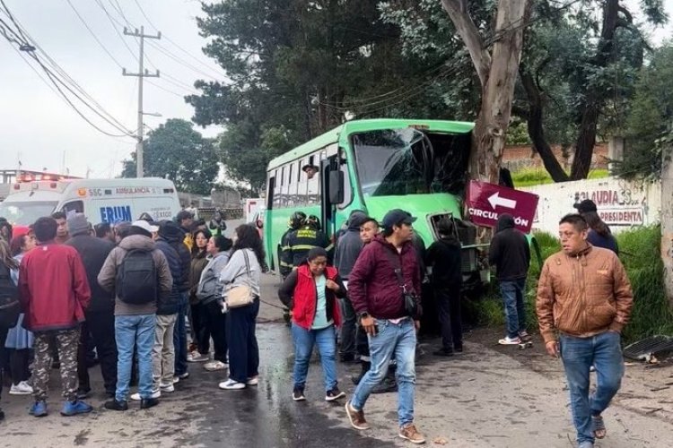 Camión que se dirigía a Xochimilco choca contra un árbol y deja varios heridos