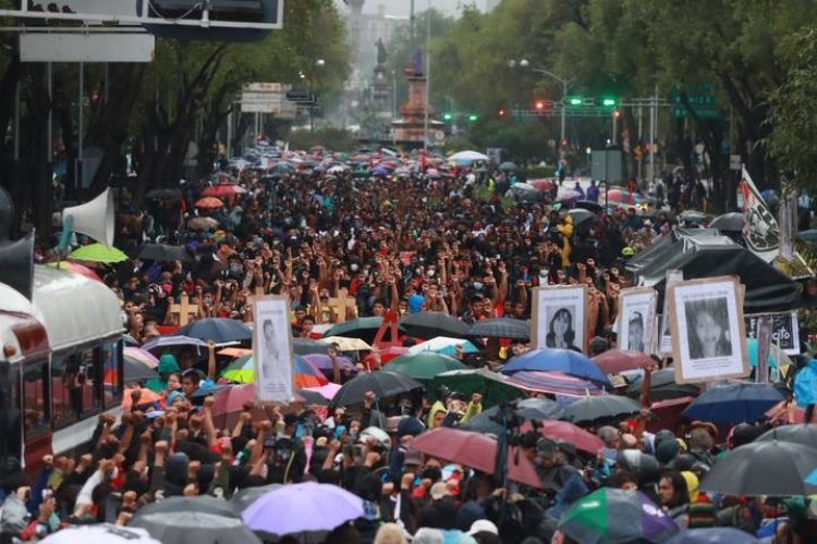 Más de 10 mil personas marcharon en la CDMX a diez años del caso Ayotzinapa