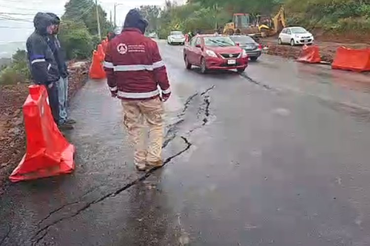 Reportan trabajos deficientes en reparación de socavón en carretera Tenango del Valle-Tenancingo