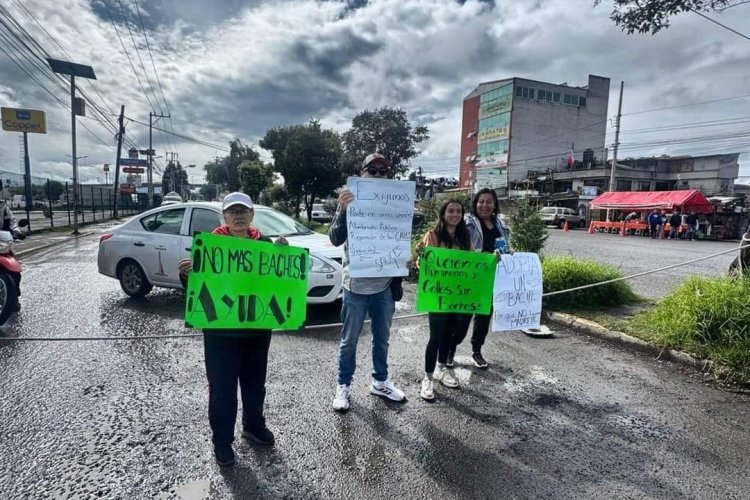 Habitantes de Toluca realizan bloqueo para exigir reparación de sus calles