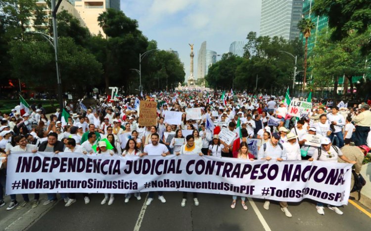 Universitarios y trabajadores realizan marcha contra la reforma judicial