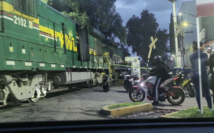 Tren atropella y parte en dos a hombre en Nezahualcóyotl, Edomex