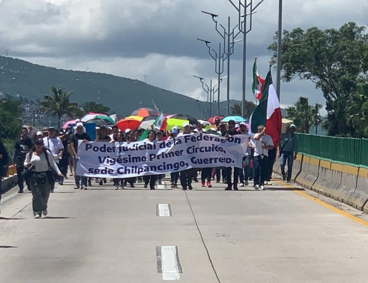 Marchan trabajadores del Poder Judicial en Guerrero contra reforma de AMLO