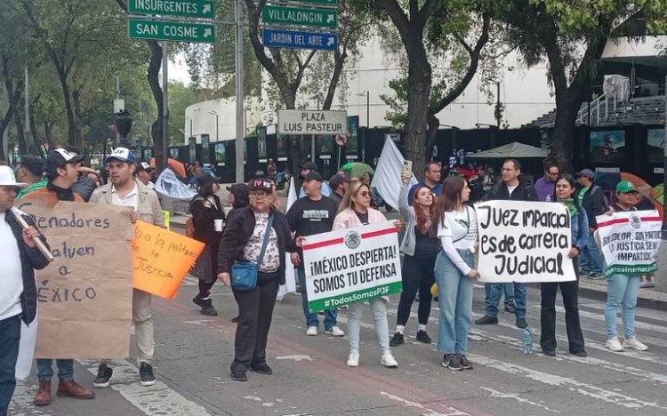 Trabajadores del Poder Judicial bloquean accesos al Senado en Paseo de la Reforma