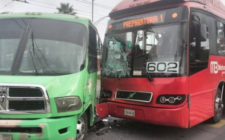 Choque entre Metrobús y autobús deja varios heridos en la Gustavo A. Madero