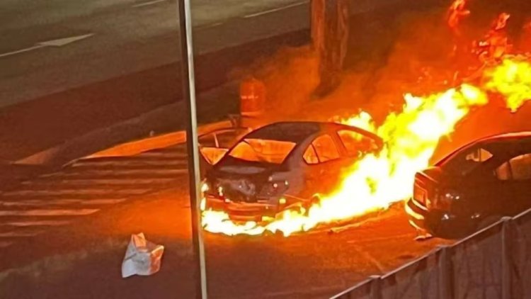 Abandonan auto en llamas y narcomanta frente a centro de seguridad de Puebla