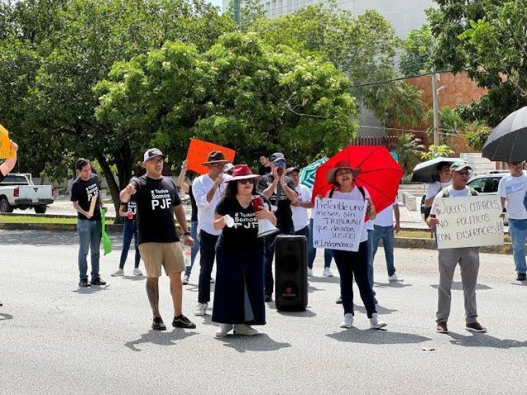 Trabajadores del Poder Judicial se manifiestan en zona arqueológica durante evento de AMLO