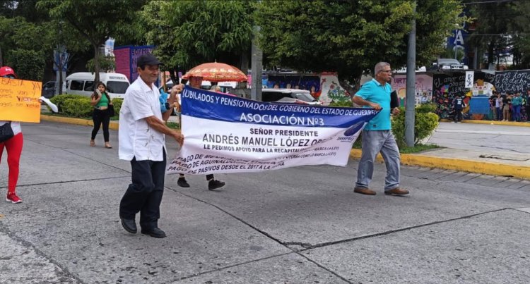 Marchan jubilados y pensionados para exigir pago de adeudos