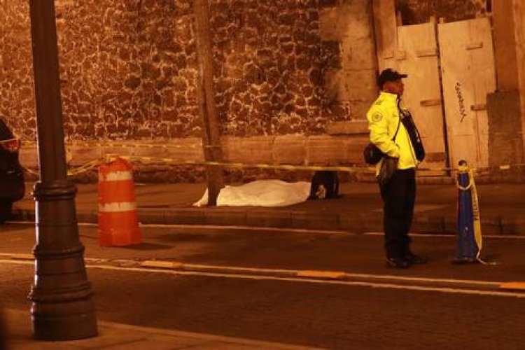 Muere mujer mientras esperaba Metrobús en el centro de la CDMX