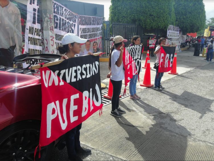 Protestan integrantes del FREG frente al Congreso del estado de Guerrero