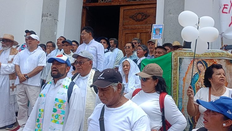 Miles de peregrinos marchan y oran por la paz en Chiapas