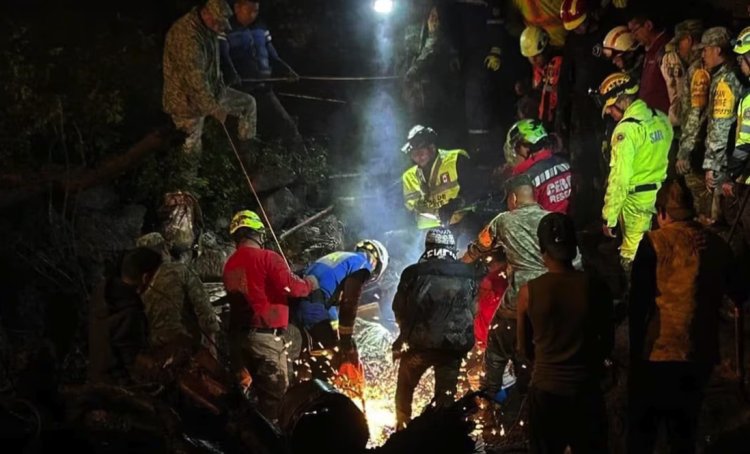 Rescatan a personas atrapadas tras deslave de cerro en Jilotzingo, Edomex